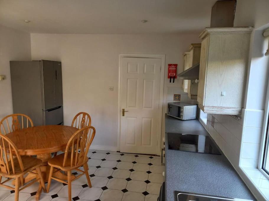 Large 4Bed Available Long-Term In Letterkenny Villa Exteriör bild